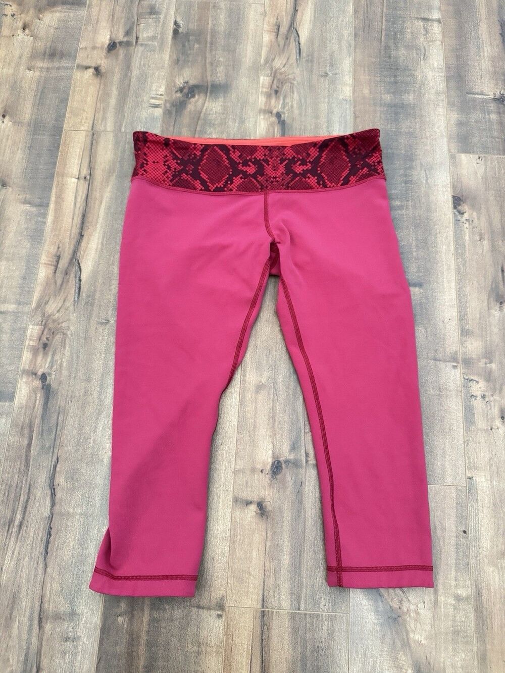Lululemon Women's 12 Active Reversible Leggings Red Snake Skin Print Capri